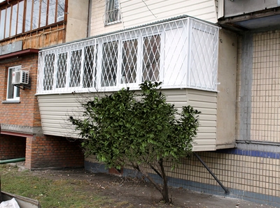 Балконная решетка с узором из ромбов