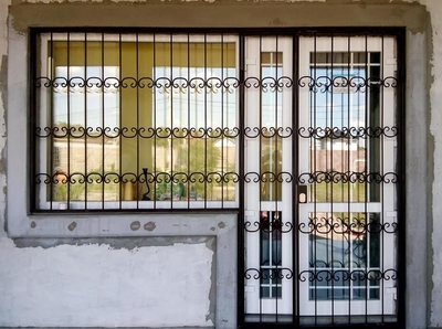 Обрешеченное балконное окно
