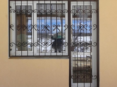 Решетка для окна и двери на балкон