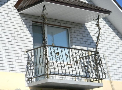 Решетка на балконе с коваными элементами